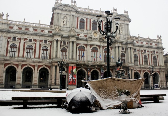 La neve e il dramma della solitudine: la tenda imbiancata in centro una ferita per Torino