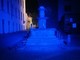 La fontana di Cavour illuminata di blu