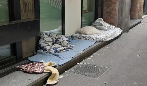I giacigli davanti alla banca