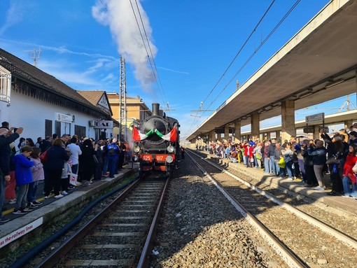 Riapre la Chivasso-Asti: tutto esaurito sul treno storico degli anni '50