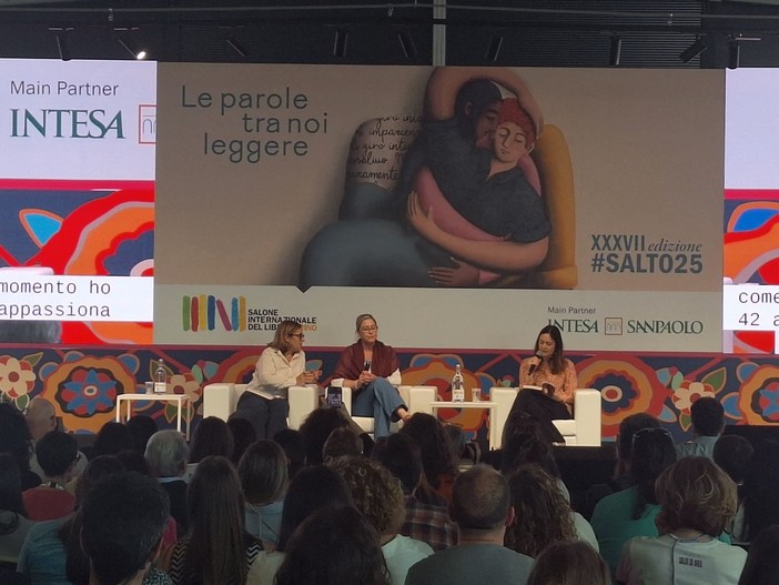 Caroline Darian al SalTo2025: in centinaia per &quot;E ho smesso di chiamarti papà&quot;