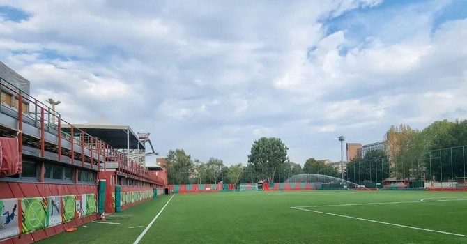 L'uomo è caduto da una delle tribune L'uomo è caduto da una delle tribune