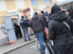 Code davanti ai vecchi uffici di corso Verona