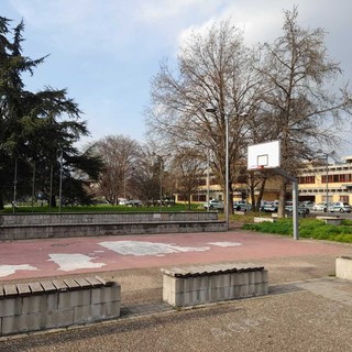Le condizioni del campo da basket di corso Cincinnato