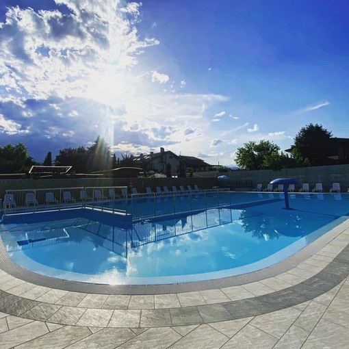 Dopo ritardi negli allestimenti e nell’analisi dell’acqua apre la piscina comunale di Cavour