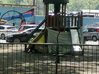 L'area giochi trasformata in rifugio di fortuna