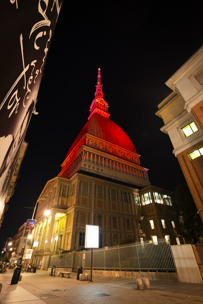 Torino si illumina di rosso: inizia la settimana del nuovo Molino di CasaOz Torino si illumina di rosso: inizia la settimana del nuovo Molino di CasaOz