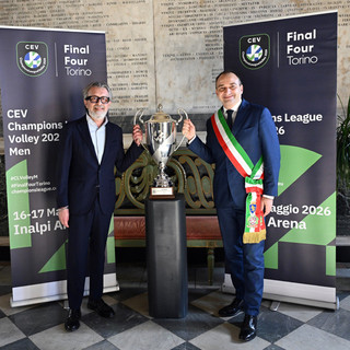 Il trofeo della CEV Champions League tra Palazzo Civico e Grattacielo Piemonte