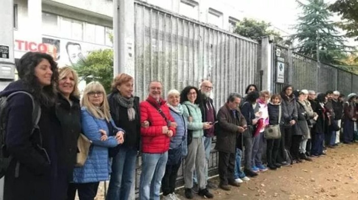 I professori del Primo fanno cordone contro i giovani militanti della Meloni