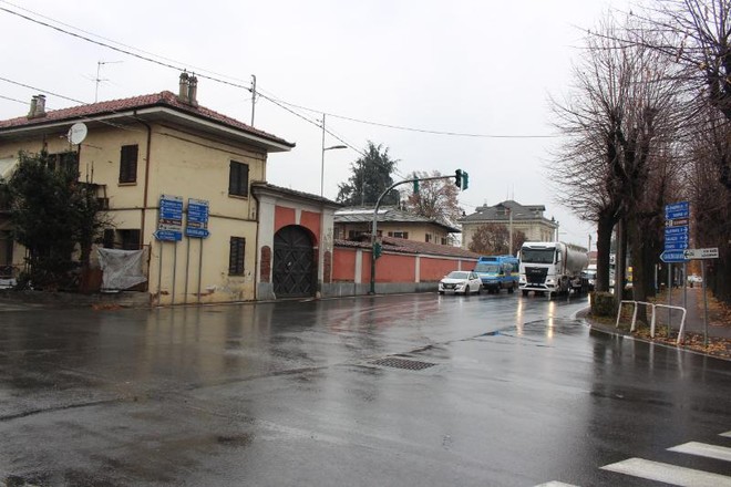 L’incrocio con la casa da demolire, sullo sfondo