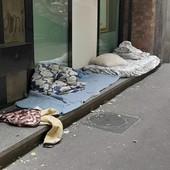 I giacigli davanti alla banca I giacigli davanti alla banca