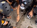 Frame di un video diffuso su Instagram: bimbi chiudono una crepa Frame di un video diffuso su Instagram: bimbi chiudono una crepa
