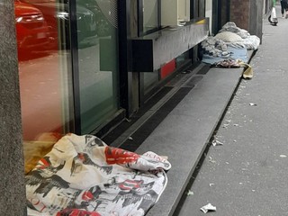 I giacigli davanti alla banca I giacigli davanti alla banca