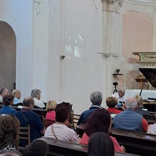Remo Costantini nel riquadro e al pianoforte