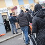 Code davanti ai vecchi uffici di corso Verona