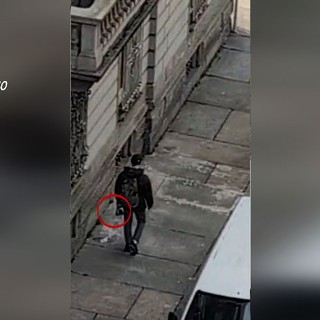 Segue dal terrazzo di casa un furto su un auto e fa arrestare il ladro