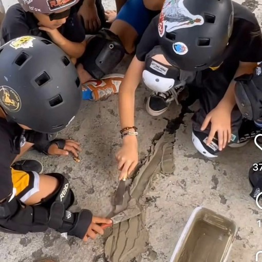 Frame di un video diffuso su Instagram: bimbi chiudono una crepa Frame di un video diffuso su Instagram: bimbi chiudono una crepa