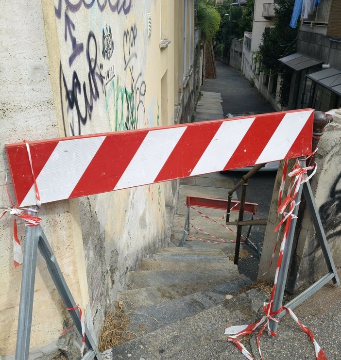 Gradini e corrimano pericolosi, chiusa la scalinata di via Albugnano Gradini e corrimano pericolosi, chiusa la scalinata di via Albugnano