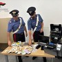 Spedivano in tutta Italia droga nascosta nei pacchi con i locker: nei guai due 26enni