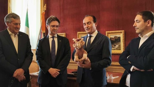 Alberto Cirio regala un pupazzo di stambecco al Consiglio Regionale Alberto Cirio regala un pupazzo di stambecco al Consiglio Regionale