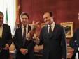 Alberto Cirio regala un pupazzo di stambecco al Consiglio Regionale Alberto Cirio regala un pupazzo di stambecco al Consiglio Regionale