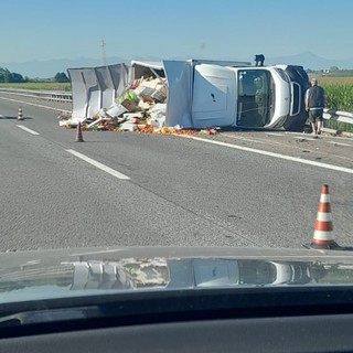Il mezzo pesante ribaltato sulla A6