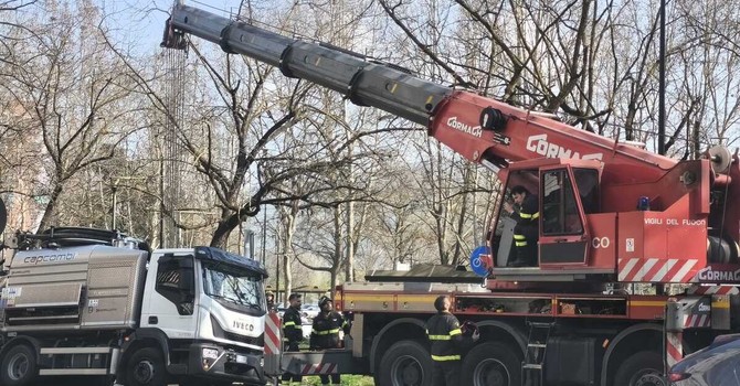 Voragine sotto la cisterna, mattinata di caos in Regio Parco