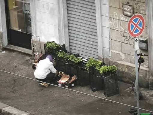 Commerciante abusivo in corso Giulio Cesare