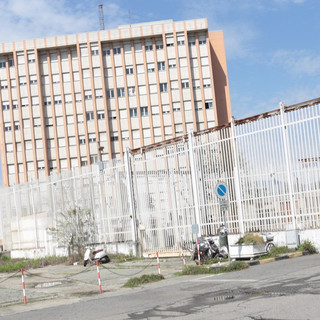 Protesta al carcere di Torino: detenuto si arrampica al terzo piano, intervengono i vigili del fuoco Protesta al carcere di Torino: detenuto si arrampica al terzo piano, intervengono i vigili del fuoco