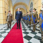 Il ministro Crosetto passa in rassegna il Picchetto d'onore