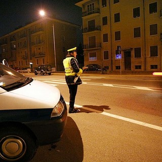 Oltre quaranta violazioni del codice stradale nella notte a Torino