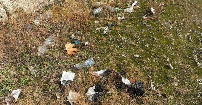 Siringhe e bottiglie nell’area del cantiere
