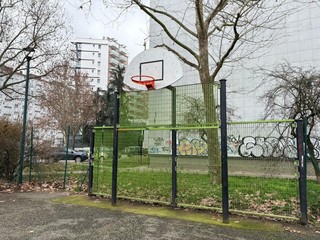 Le condizioni del campo da basket Le condizioni del campo da basket