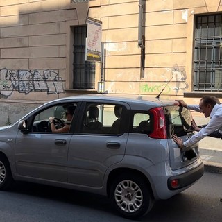Auto si blocca in strada, Cirio si improvvisa “soccorritore” e aiuta a spingerla di lato