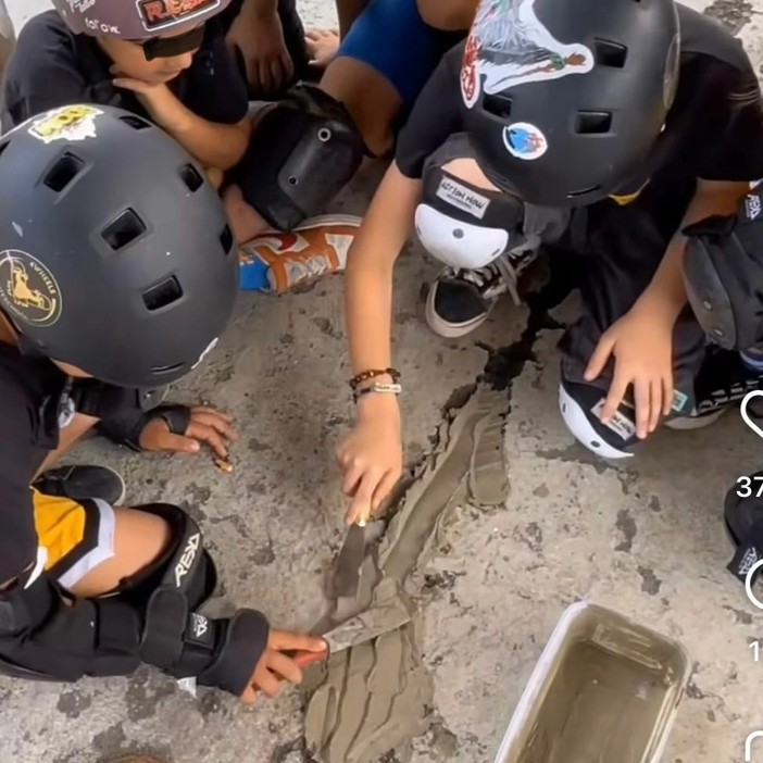 Frame di un video diffuso su Instagram: bimbi chiudono una crepa Frame di un video diffuso su Instagram: bimbi chiudono una crepa