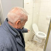 Rossi indica l'allagamento nei bagni del centro d'incontro