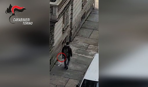 Segue dal terrazzo di casa un furto su un auto e fa arrestare il ladro