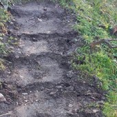 Alcuni dei gradini vandalizzati Alcuni dei gradini vandalizzati