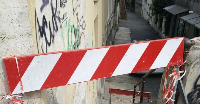 Gradini e corrimano pericolosi, chiusa la scalinata di via Albugnano