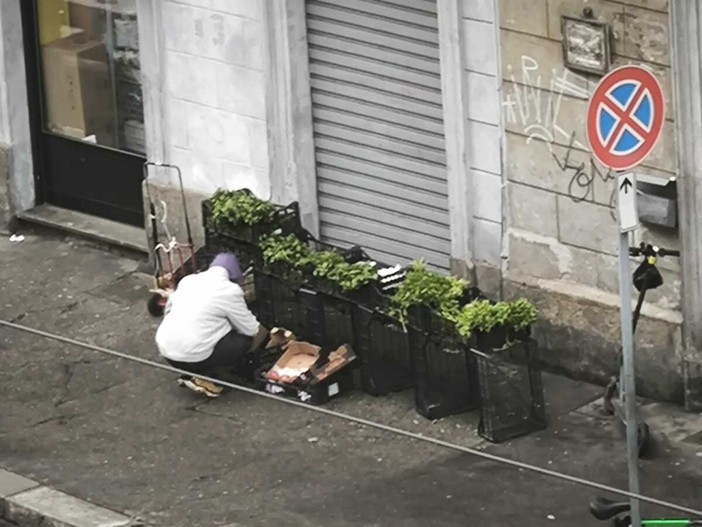Commerciante abusivo in corso Giulio Cesare