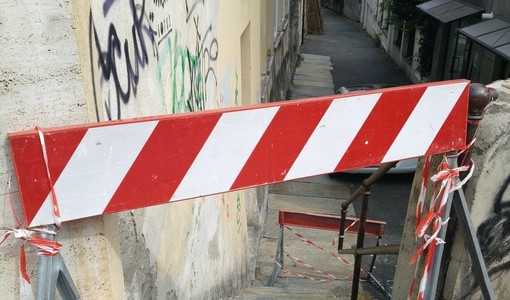 Gradini e corrimano pericolosi, chiusa la scalinata di via Albugnano