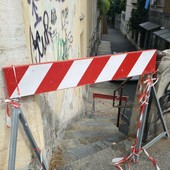 Gradini e corrimano pericolosi, chiusa la scalinata di via Albugnano