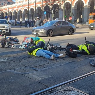 Ciclisti 'morti' a Porta Nuova contro il nuovo codice: "Un attacco alle zona 30" [FOTO]