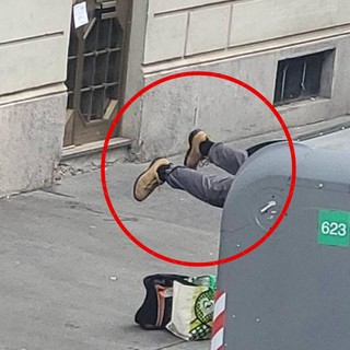 L'accusa di un cittadino: &quot;Frugano nella spazzatura per rivendere le cianfrusaglie al suk&quot;