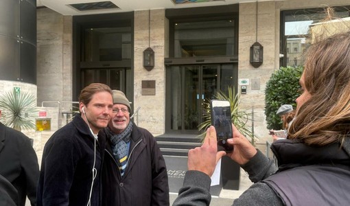 Da Daniel Brühl a Spike Lee: i fan in attesa davanti agli hotel per le star del TFF