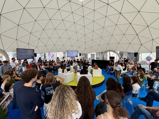Festival Digitale Popolare, boom di giovani a Torino: “Il 74% ha fiducia nel futuro tecnologico” Festival Digitale Popolare, boom di giovani a Torino: “Il 74% ha fiducia nel futuro tecnologico”