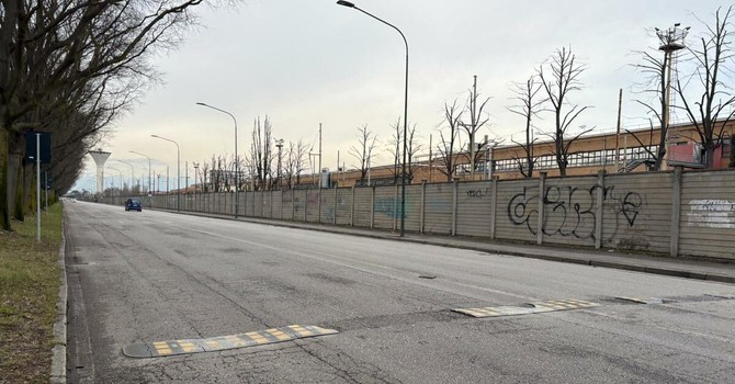 Dossi rotti e vandalizzati da 8 mesi: "Strade a rischio, serve un intervento"