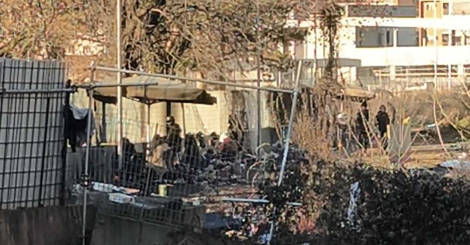 Gazebo e tende, dopo la demolizione della Gondrand resiste il fortino dei disperati