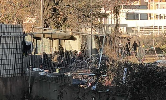 Gazebo e tende, dopo la demolizione della Gondrand resiste il fortino dei disperati