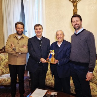 La consegna al vescovo Repole